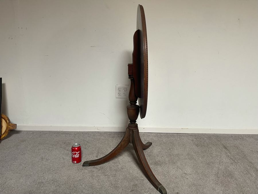 Weiman Heirloom Quality Round Tilt Top Table [Photo 4]