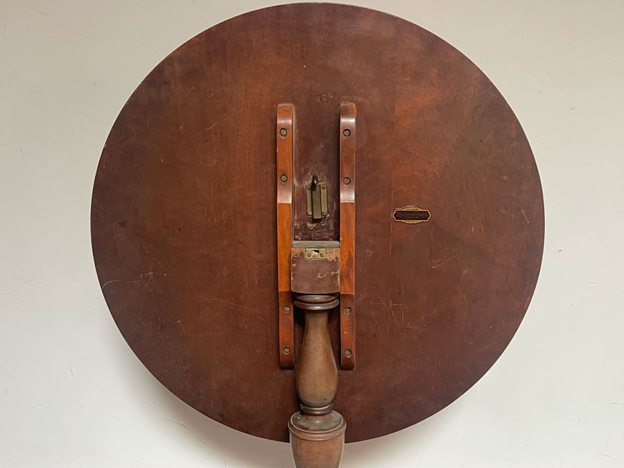 Weiman Heirloom Quality Round Tilt Top Table [Photo 6]