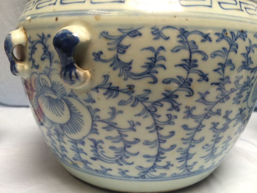 Pair of Asian Vessels with Foo Dogs on Lids [Photo 19]