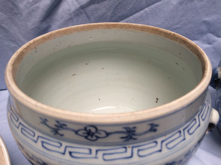 Pair of Asian Vessels with Foo Dogs on Lids [Photo 26]