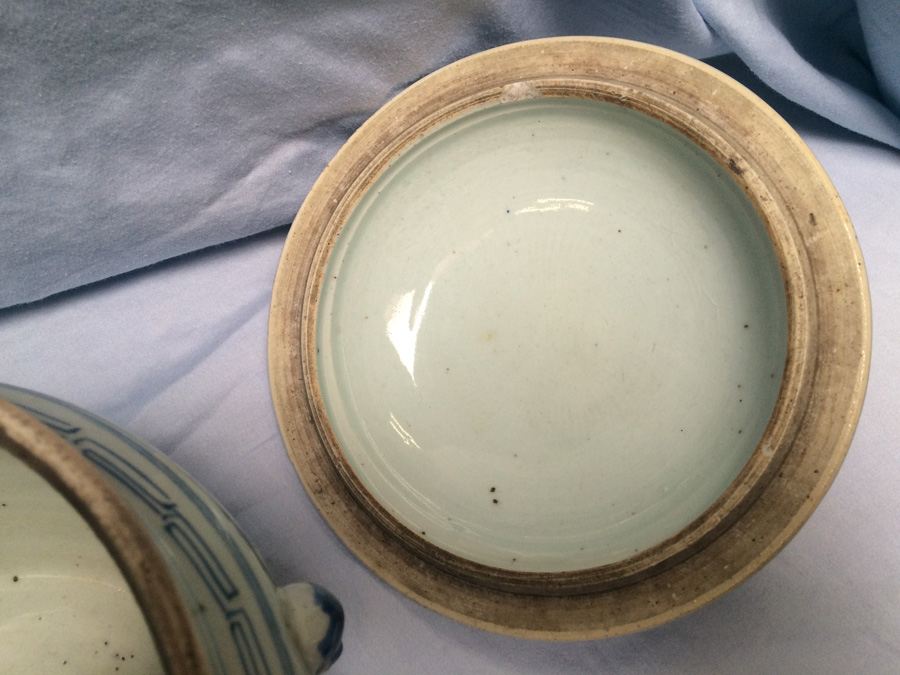 Pair of Asian Vessels with Foo Dogs on Lids [Photo 34]