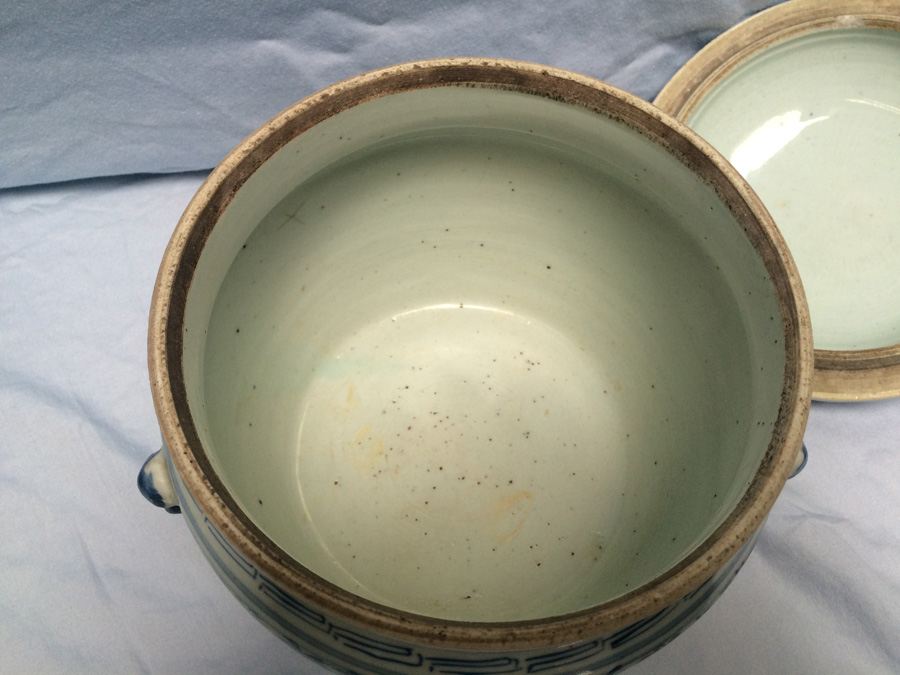 Pair of Asian Vessels with Foo Dogs on Lids [Photo 35]