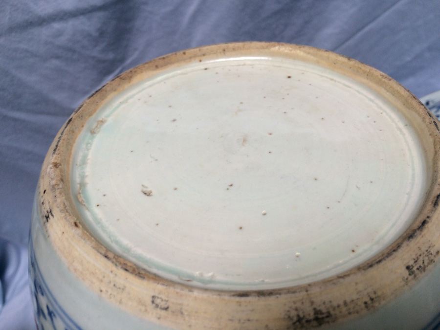 Pair of Asian Vessels with Foo Dogs on Lids [Photo 32]