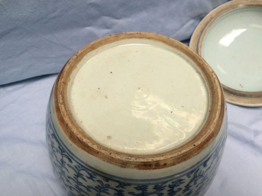 Pair of Asian Vessels with Foo Dogs on Lids [Photo 37]