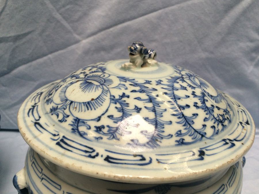 Pair of Asian Vessels with Foo Dogs on Lids [Photo 4]