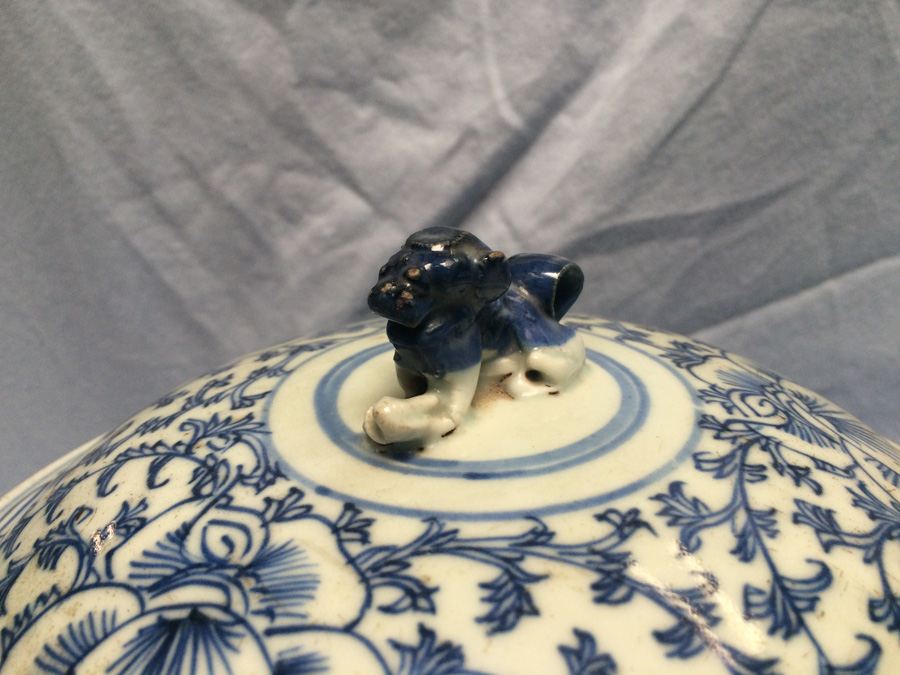 Pair of Asian Vessels with Foo Dogs on Lids [Photo 15]