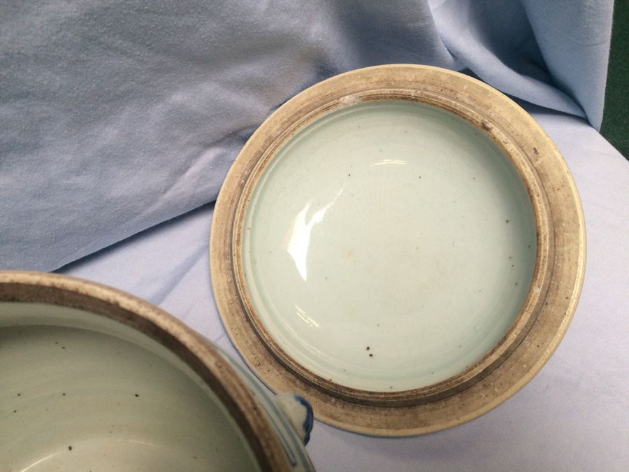 Pair of Asian Vessels with Foo Dogs on Lids [Photo 33]