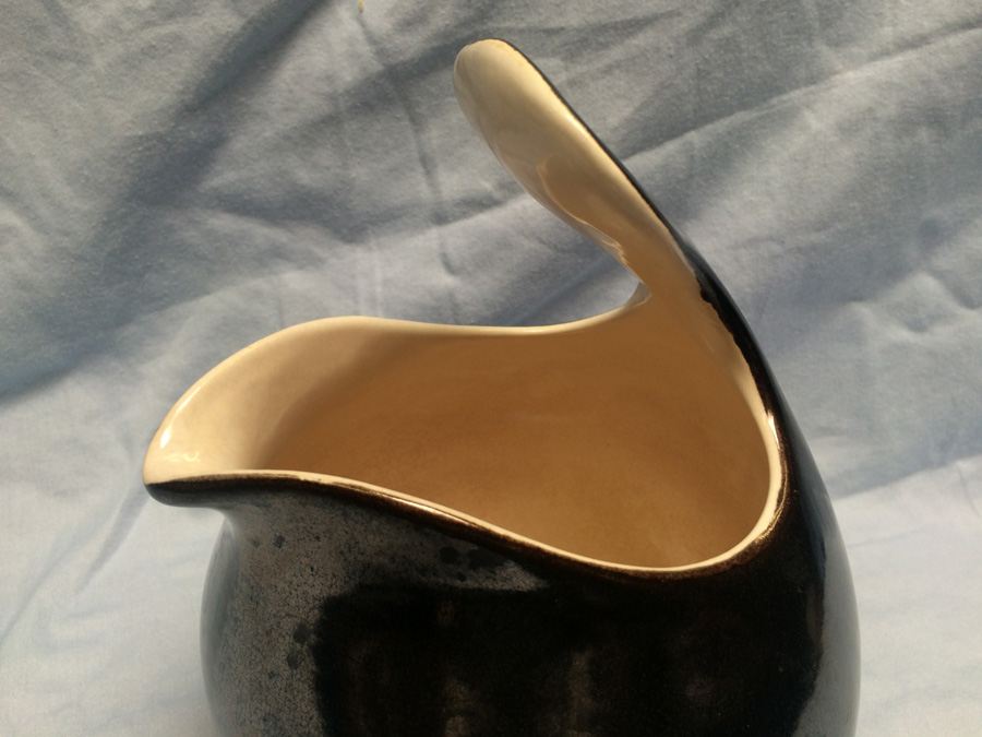 Modern Pitcher [Photo 3]