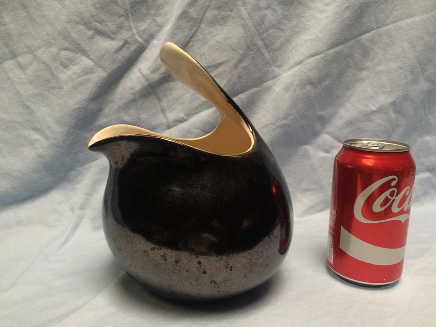 Modern Pitcher [Photo 1]