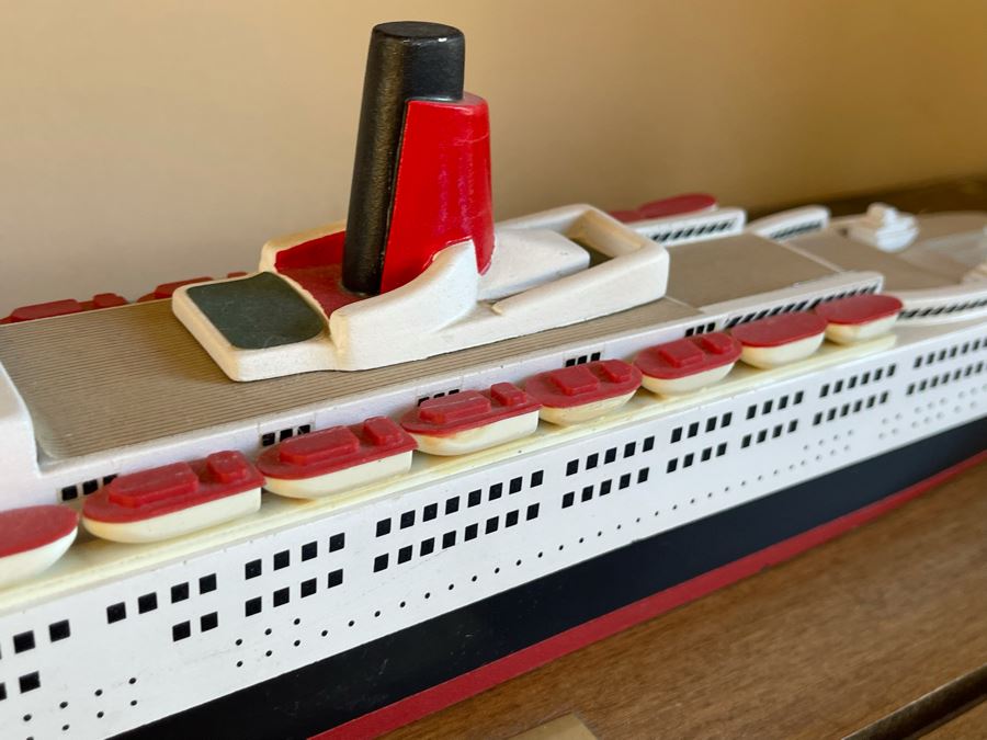 Queen Elizabeth 2 Ship Model With Acrylic Cover 29W X 8D X 8H [Photo 8]
