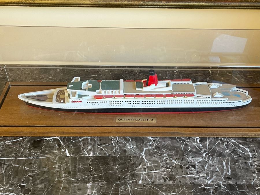 Queen Elizabeth 2 Ship Model With Acrylic Cover 29W X 8D X 8H [Photo 3]