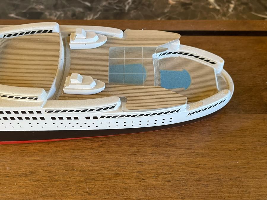 Queen Elizabeth 2 Ship Model With Acrylic Cover 29W X 8D X 8H [Photo 9]