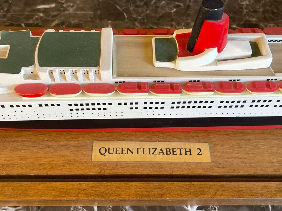 Queen Elizabeth 2 Ship Model With Acrylic Cover 29W X 8D X 8H [Photo 5]