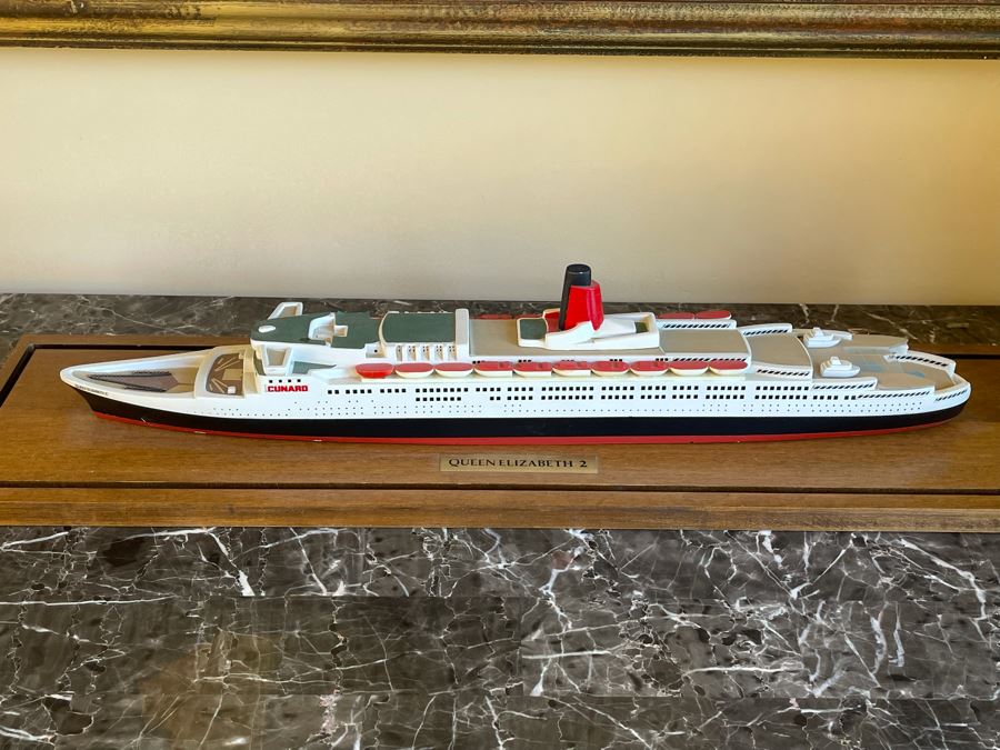 Queen Elizabeth 2 Ship Model With Acrylic Cover 29W X 8D X 8H [Photo 4]
