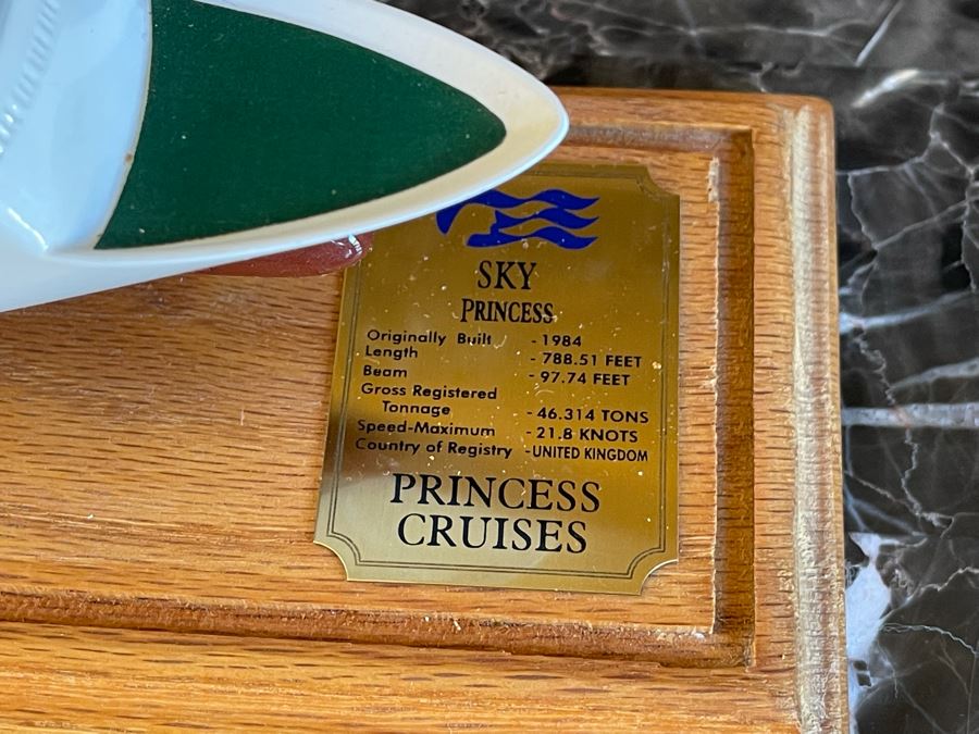 Princess Cruises Sky Princess Cruise Ship Model With Acrylic Cover 15W X 3.5D X 6H [Photo 8]