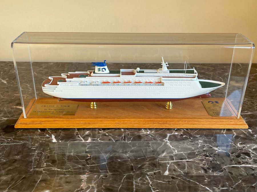 Princess Cruises Sky Princess Cruise Ship Model With Acrylic Cover 15W X 3.5D X 6H [Photo 3]