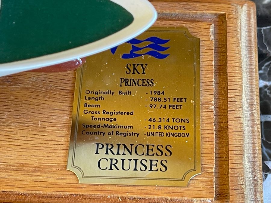 Princess Cruises Sky Princess Cruise Ship Model With Acrylic Cover 15W X 3.5D X 6H [Photo 9]