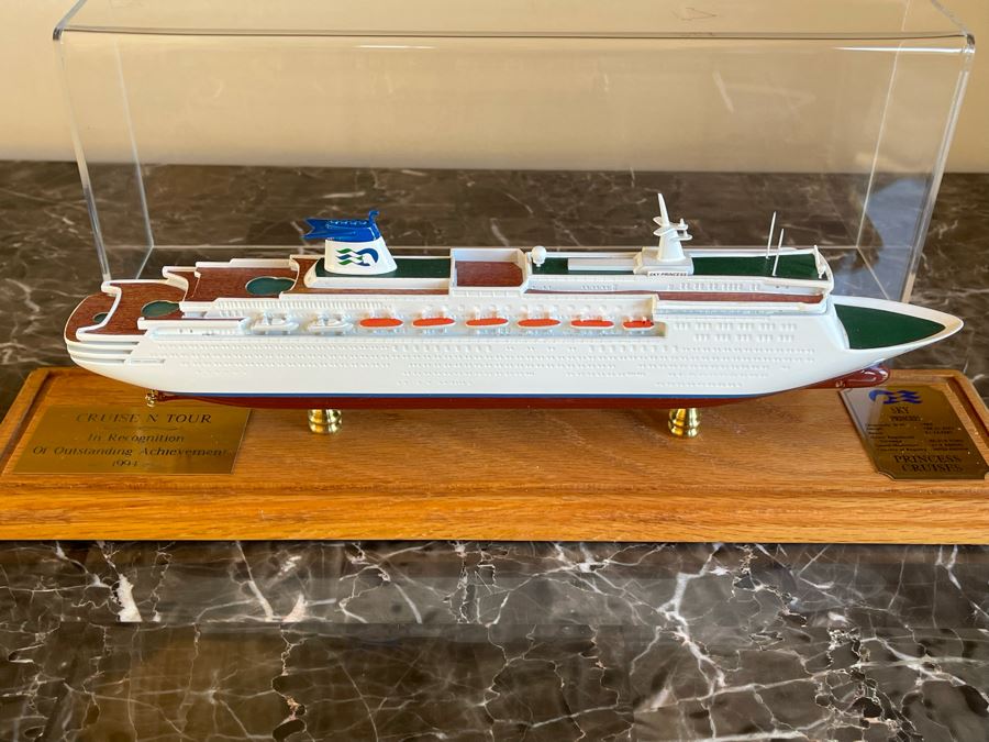 Princess Cruises Sky Princess Cruise Ship Model With Acrylic Cover 15W X 3.5D X 6H [Photo 5]