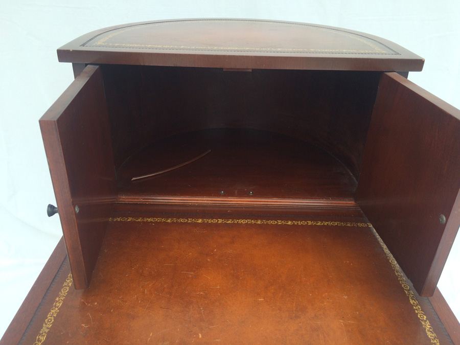 Vintage mahogany side table. Circa 1940. [Photo 3]