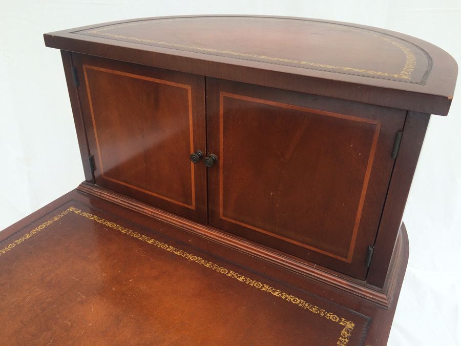 Vintage mahogany side table. Circa 1940. [Photo 6]
