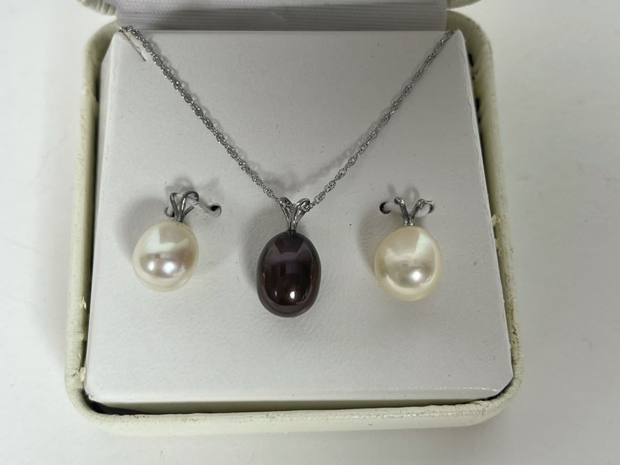 JUST ADDED - Sterling Silver 18' Necklace With Black Pearl Pendant And Pair Of Extra White Pearl Pendants [Photo 3]