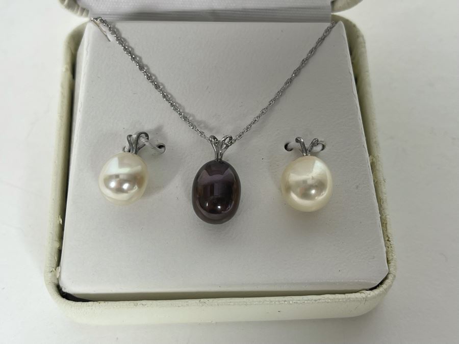 JUST ADDED - Sterling Silver 18' Necklace With Black Pearl Pendant And Pair Of Extra White Pearl Pendants [Photo 4]