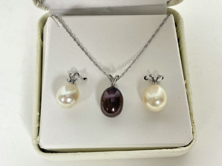 JUST ADDED - Sterling Silver 18' Necklace With Black Pearl Pendant And Pair Of Extra White Pearl Pendants [Photo 1]