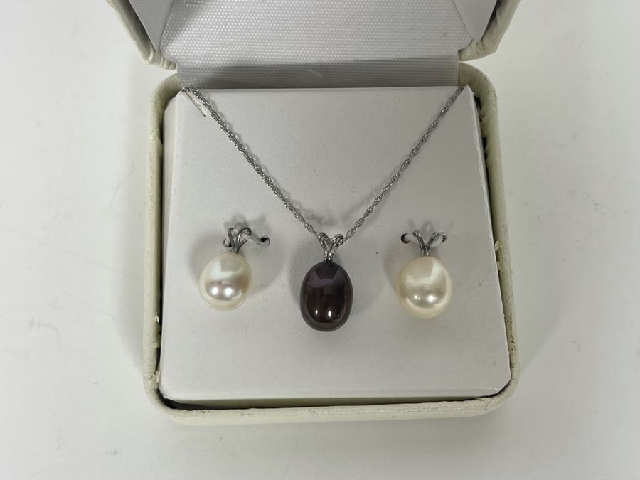JUST ADDED - Sterling Silver 18' Necklace With Black Pearl Pendant And Pair Of Extra White Pearl Pendants [Photo 5]