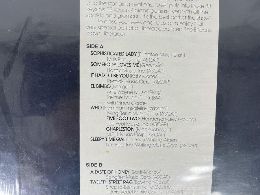 JUST ADDED - Liberace Picture Vinyl Record AVI 6065 [Photo 10]