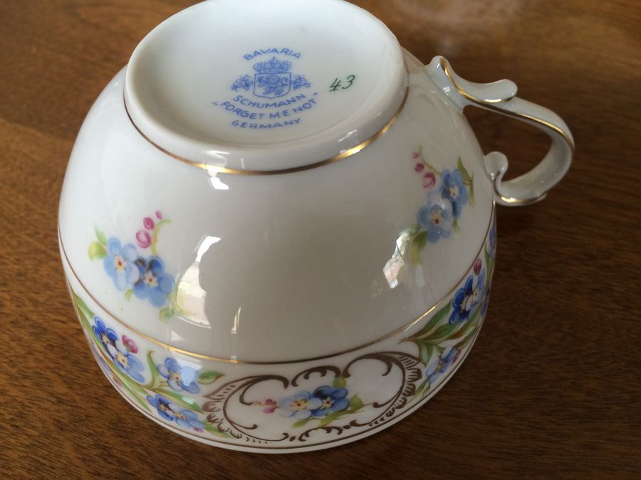 Schumann 'Forget Me Not' Porcelain dinnerware with serving pieces and covered handled bowl [Photo 25]