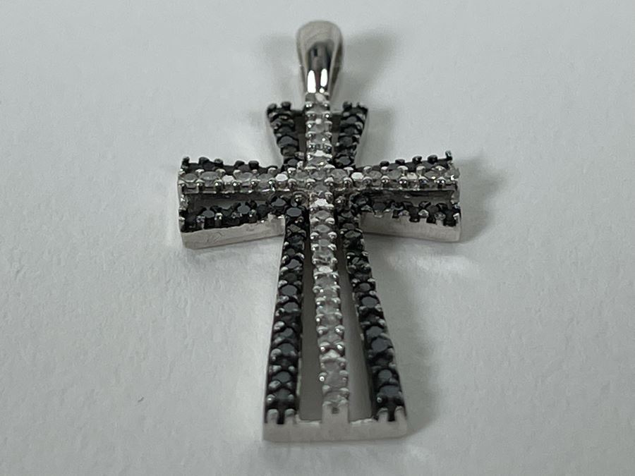 10K Gold White Diamond And Black Diamond Cross Pendant 1.9g [Photo 6]