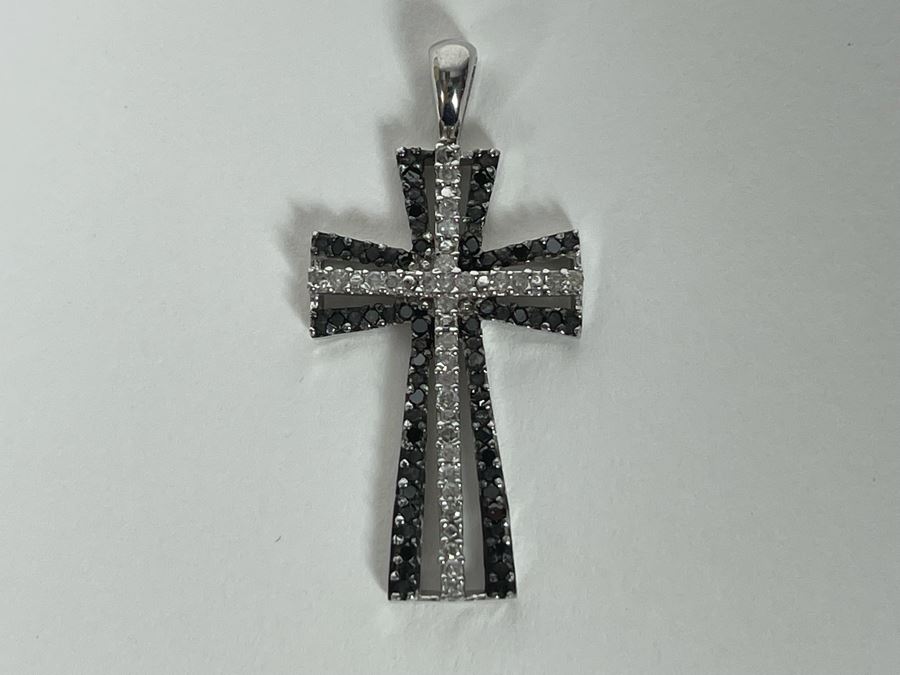 10K Gold White Diamond And Black Diamond Cross Pendant 1.9g [Photo 3]