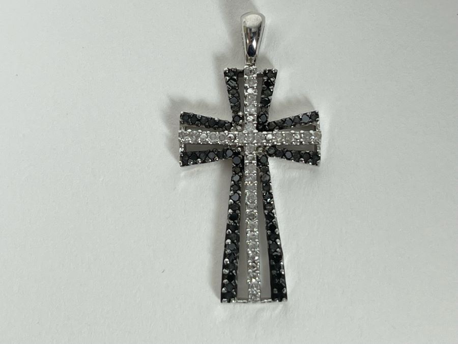 10K Gold White Diamond And Black Diamond Cross Pendant 1.9g [Photo 5]