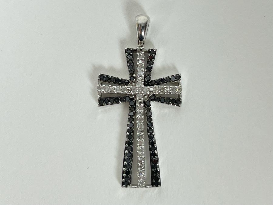 10K Gold White Diamond And Black Diamond Cross Pendant 1.9g [Photo 2]