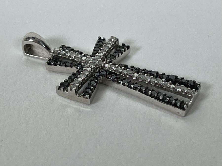 10K Gold White Diamond And Black Diamond Cross Pendant 1.9g [Photo 7]