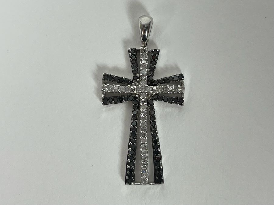 10K Gold White Diamond And Black Diamond Cross Pendant 1.9g [Photo 4]