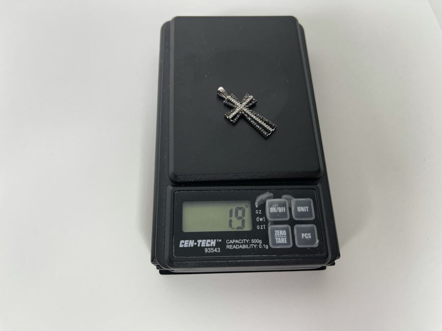 10K Gold White Diamond And Black Diamond Cross Pendant 1.9g [Photo 9]