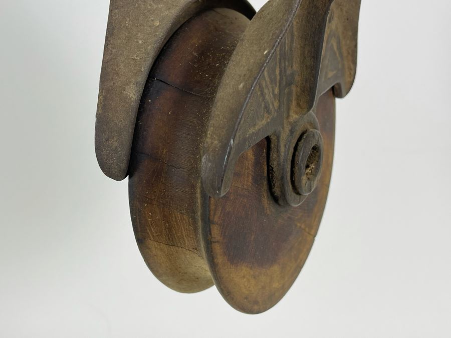 Pair Of Vintage Wood Planes, Old Scale Support And Old Metal And Wood And Metal Pulley [Photo 10]