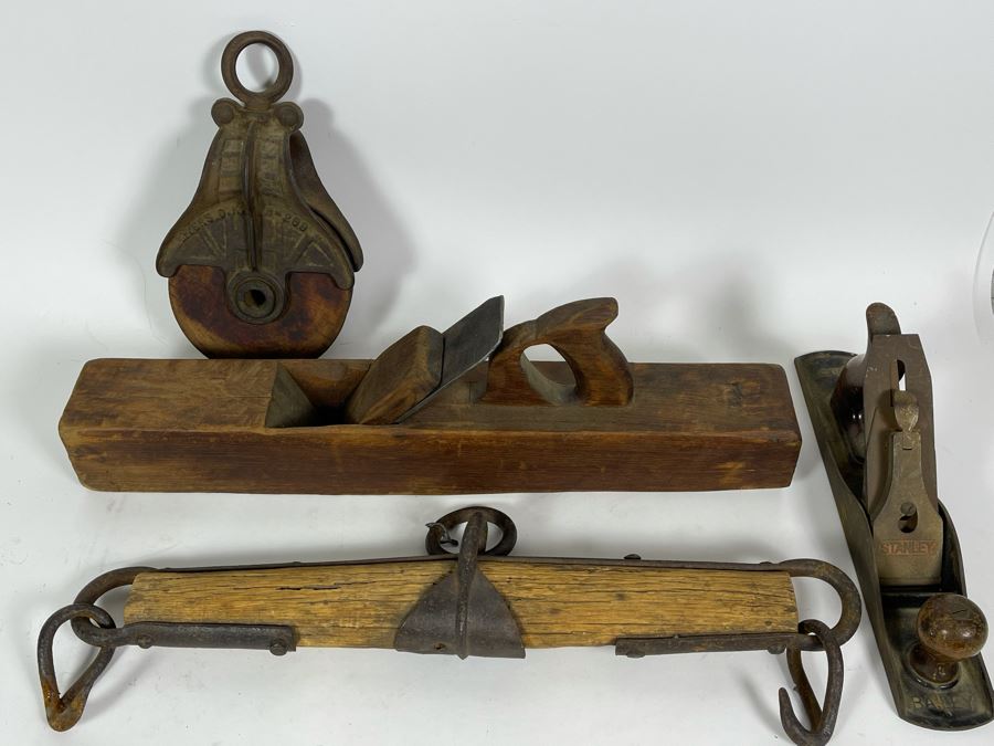 Pair Of Vintage Wood Planes, Old Scale Support And Old Metal And Wood And Metal Pulley [Photo 2]