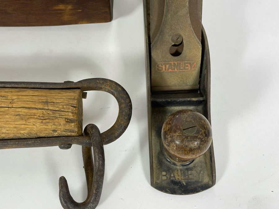 Pair Of Vintage Wood Planes, Old Scale Support And Old Metal And Wood And Metal Pulley [Photo 6]
