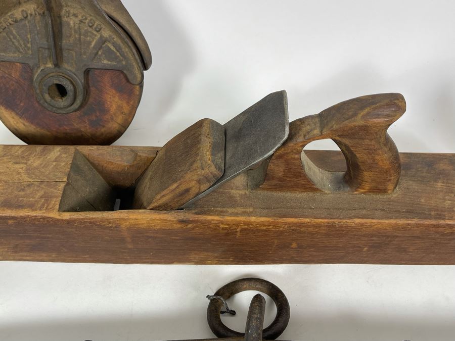 Pair Of Vintage Wood Planes, Old Scale Support And Old Metal And Wood And Metal Pulley [Photo 5]