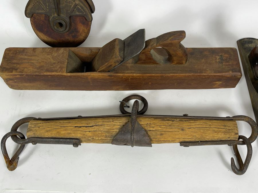 Pair Of Vintage Wood Planes, Old Scale Support And Old Metal And Wood And Metal Pulley [Photo 4]