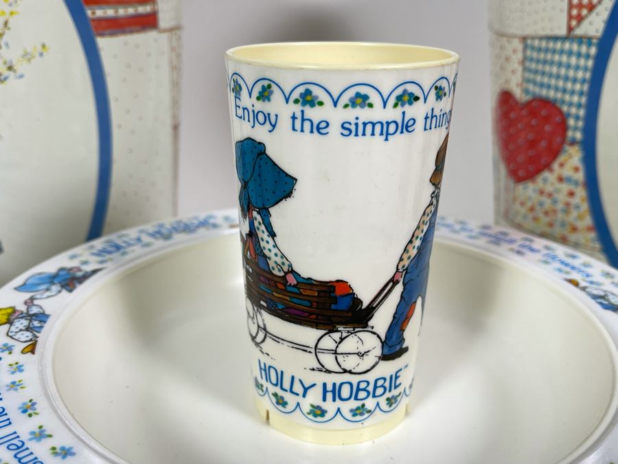 Vintage Holly Hobbie Pair Of Metal Wastebaskets And Various Holly Hobbie Plastic Cups And Bowls [Photo 4]