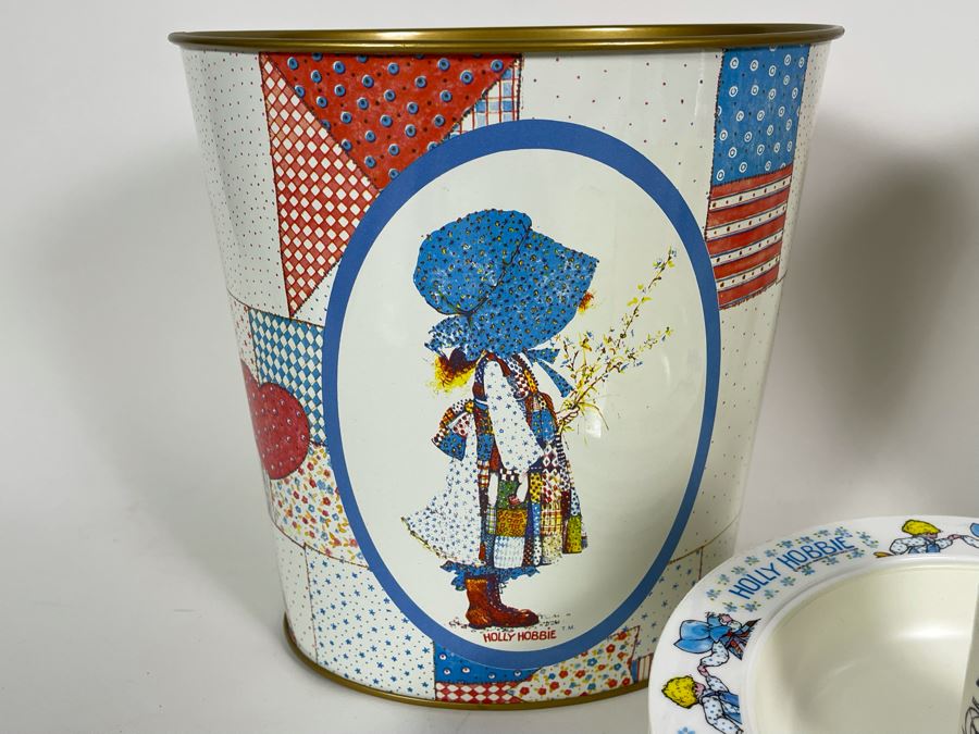 Vintage Holly Hobbie Pair Of Metal Wastebaskets And Various Holly Hobbie Plastic Cups And Bowls [Photo 5]