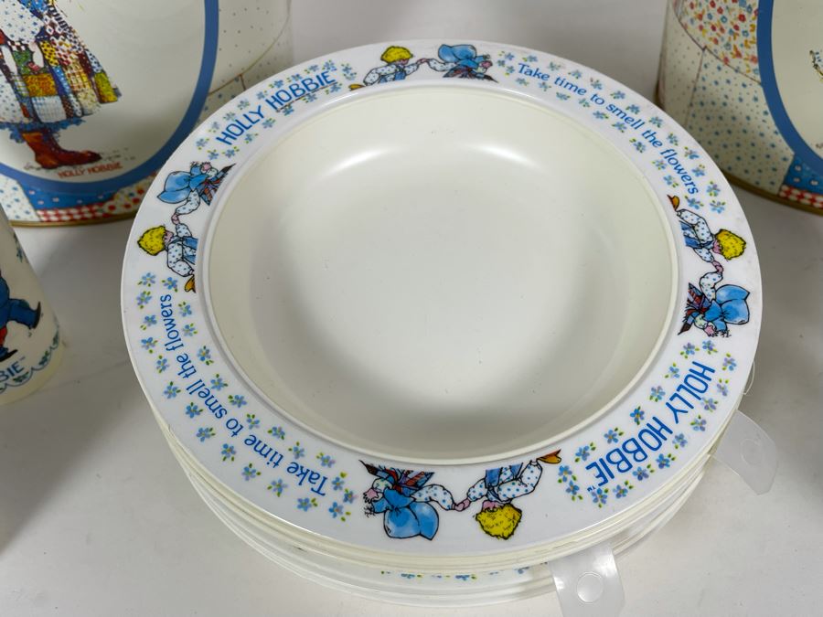 Vintage Holly Hobbie Pair Of Metal Wastebaskets And Various Holly Hobbie Plastic Cups And Bowls [Photo 3]