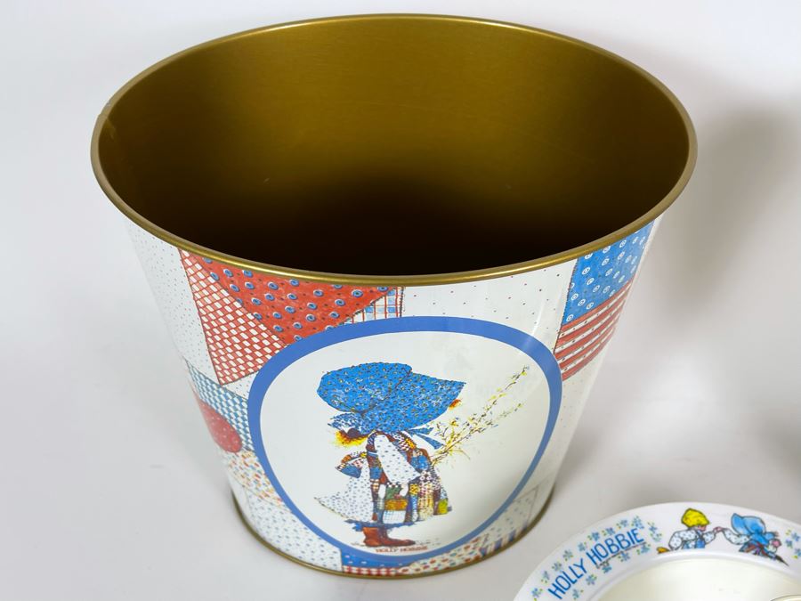 Vintage Holly Hobbie Pair Of Metal Wastebaskets And Various Holly Hobbie Plastic Cups And Bowls [Photo 6]