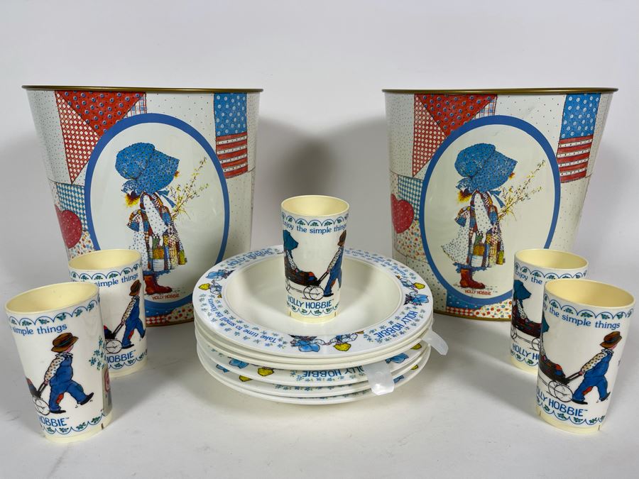 Vintage Holly Hobbie Pair Of Metal Wastebaskets And Various Holly Hobbie Plastic Cups And Bowls [Photo 2]
