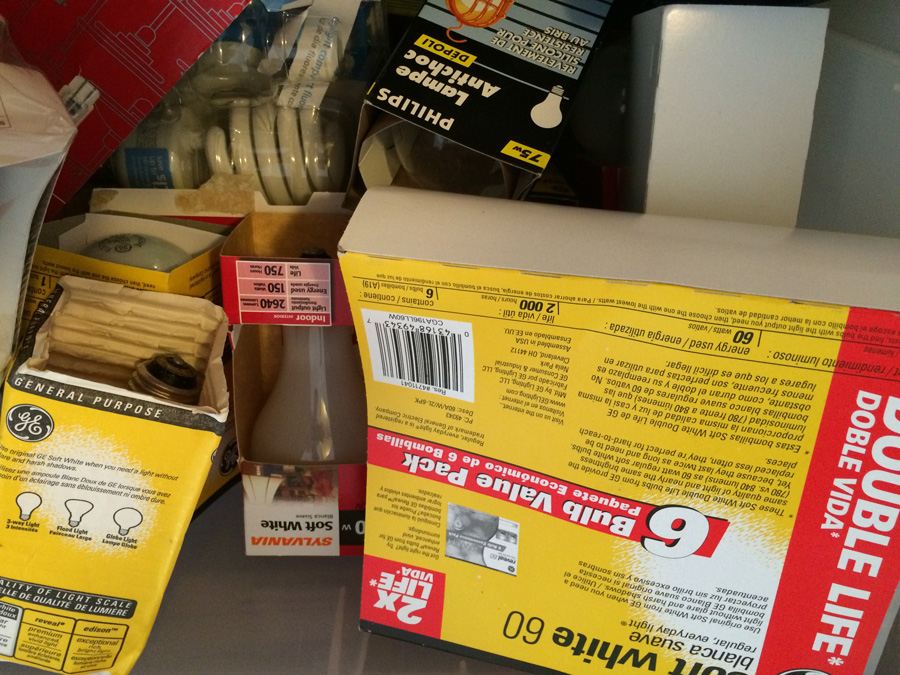 Light Bulb Lot with Plastic Bin [Photo 3]