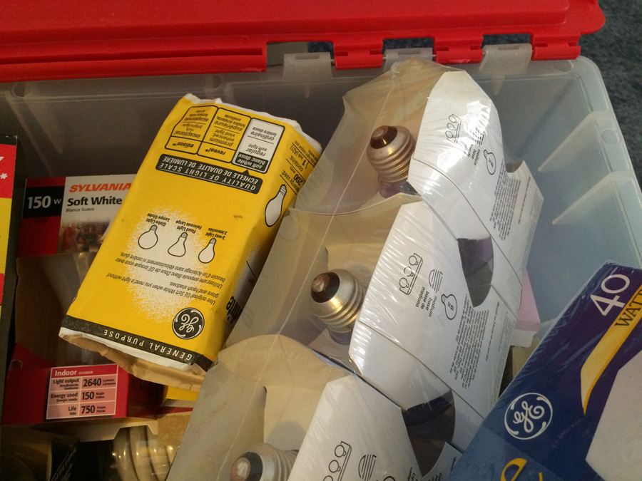 Light Bulb Lot with Plastic Bin [Photo 4]