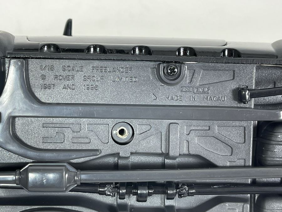 (2) Diecast Cars: ERTL Freelander Land Rover And AutoArt Range Rover 4.6 HSE [Photo 12]